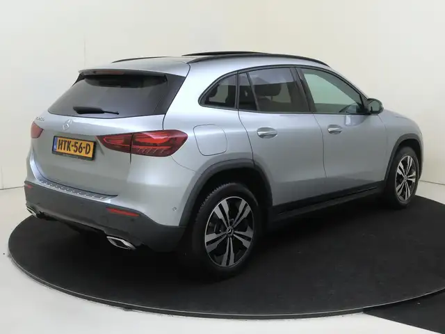 Mercedes-Benz GLA view 4
