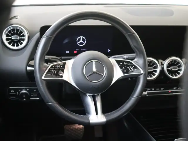 Mercedes-Benz GLA view 10