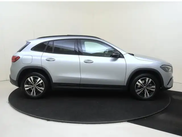 Mercedes-Benz GLA view 9