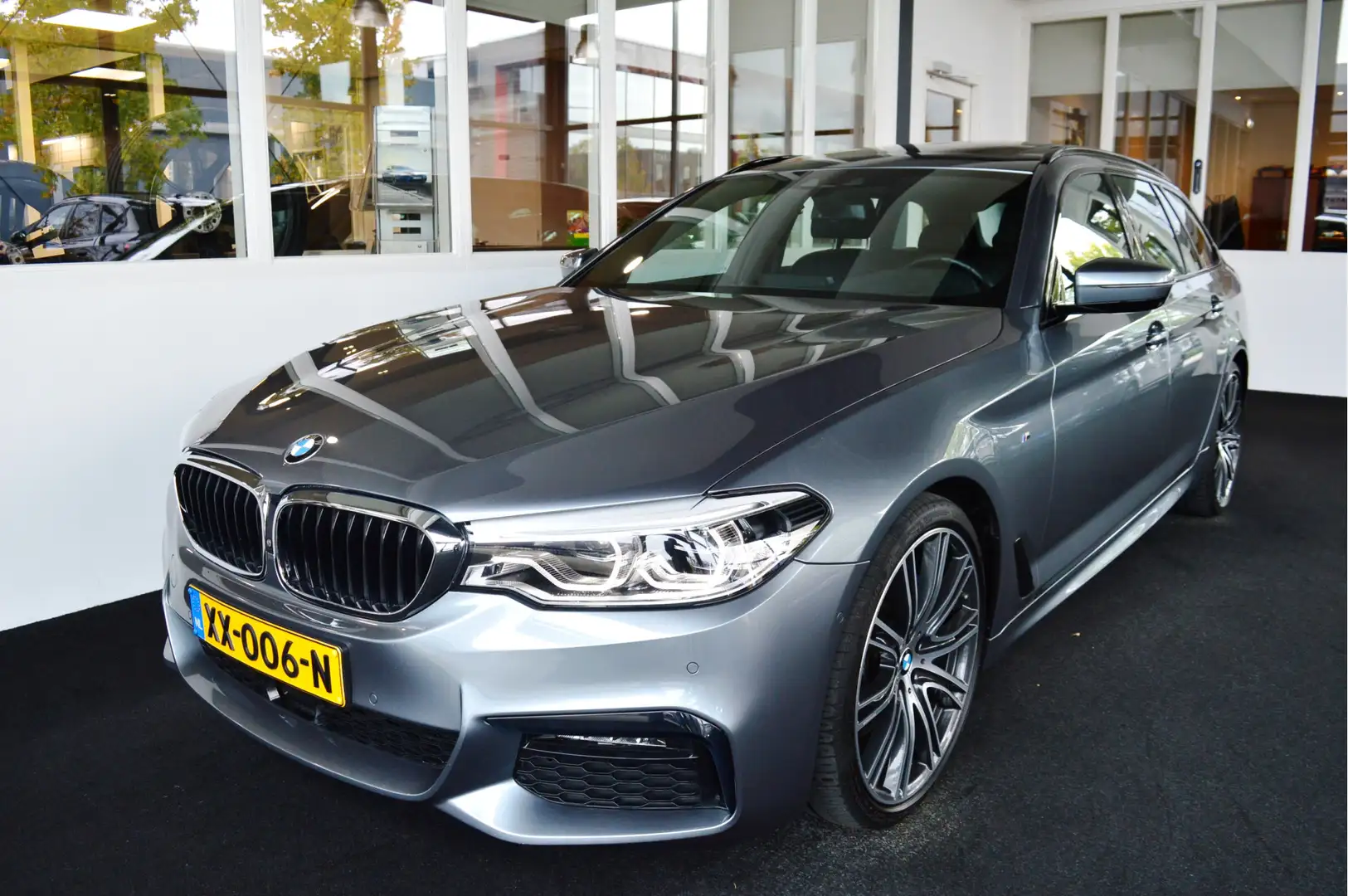 BMW 530 5-serie Touring 530i M-Sportedition | Comf.St | Pa Grijs - 2
