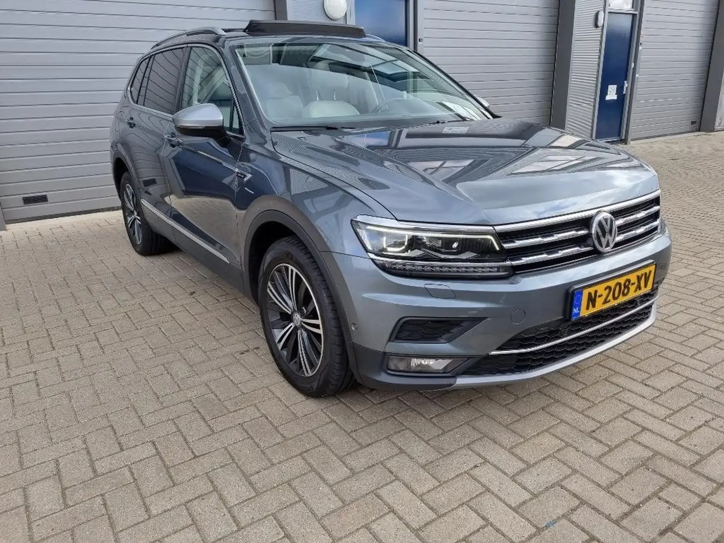 Volkswagen Tiguan Tiguan 2.0 4Motion HL Bus R 7p. Grijs - 2