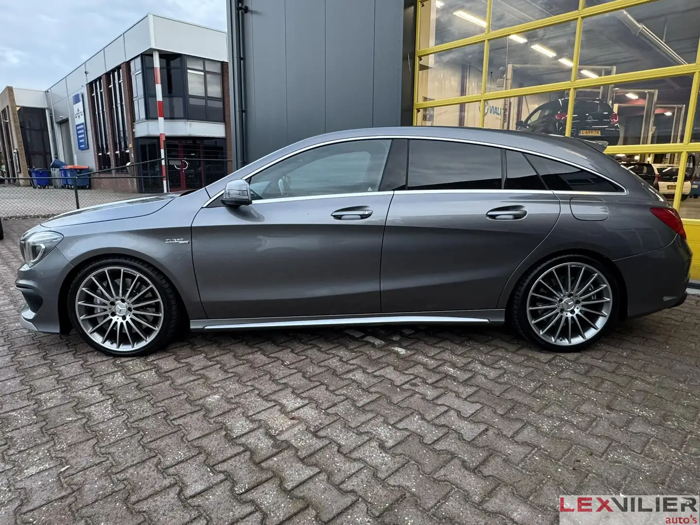 Mercedes-Benz CLA 45 AMG Shooting Brake 4MATIC OrangeArt Edition Сірий - 2