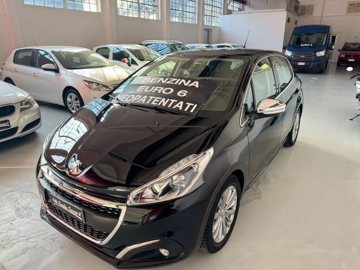 Peugeot 208 PureTech 82 S&S 5p. Allure Schwarz - 1