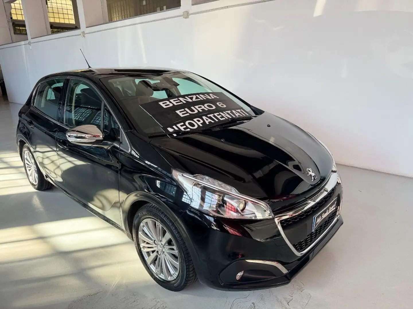 Peugeot 208 PureTech 82 S&S 5p. Allure Negro - 2