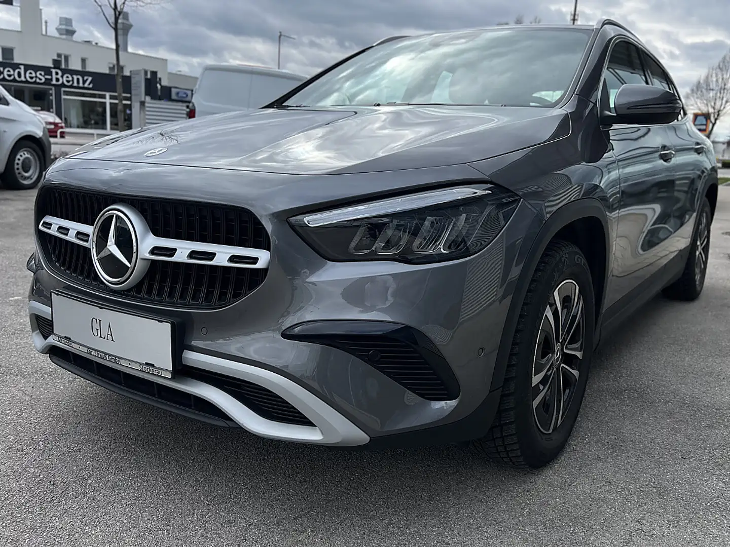 Mercedes-Benz GLA 180 Entry Aut. Silber - 2