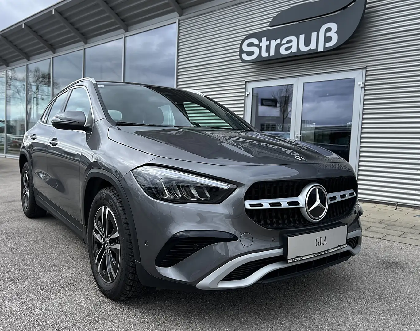 Mercedes-Benz GLA 180 Entry Aut. Silber - 1