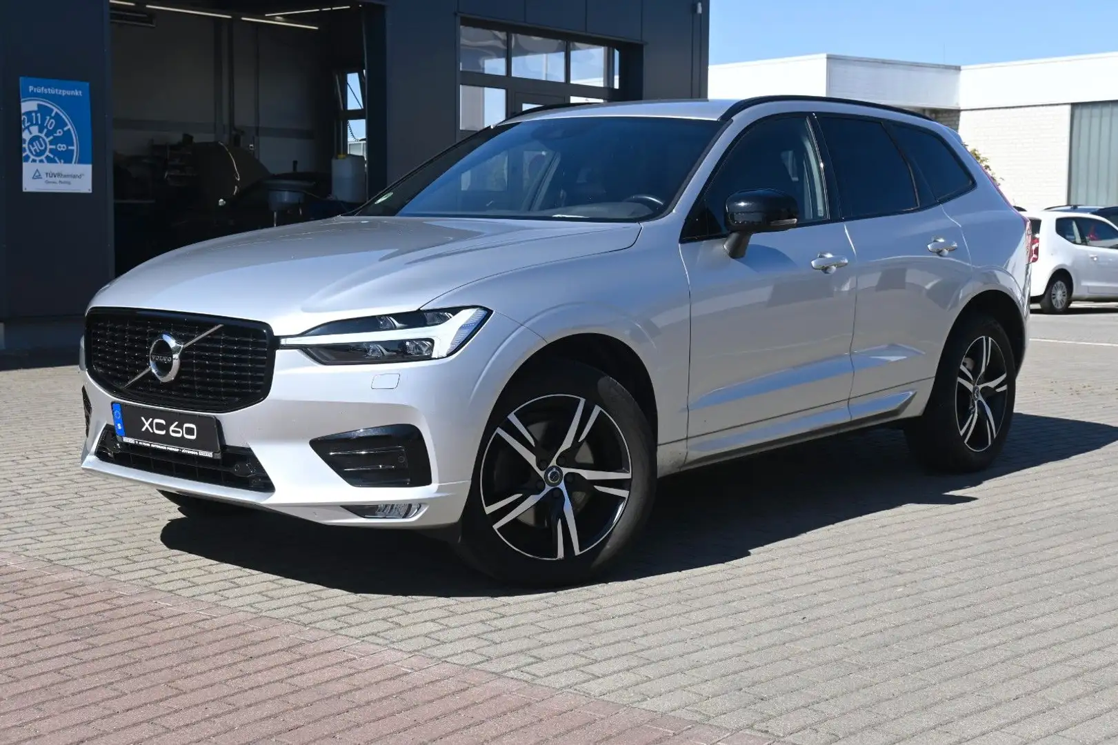 Volvo XC60 B4 D AWD R-Design*Qi*RFK*STDHZG*ACC*AHK Silber - 1