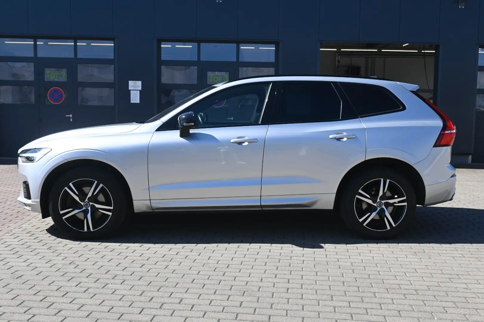 Volvo XC60 B4 D AWD R-Design*Qi*RFK*STDHZG*ACC*AHK Silber - 2