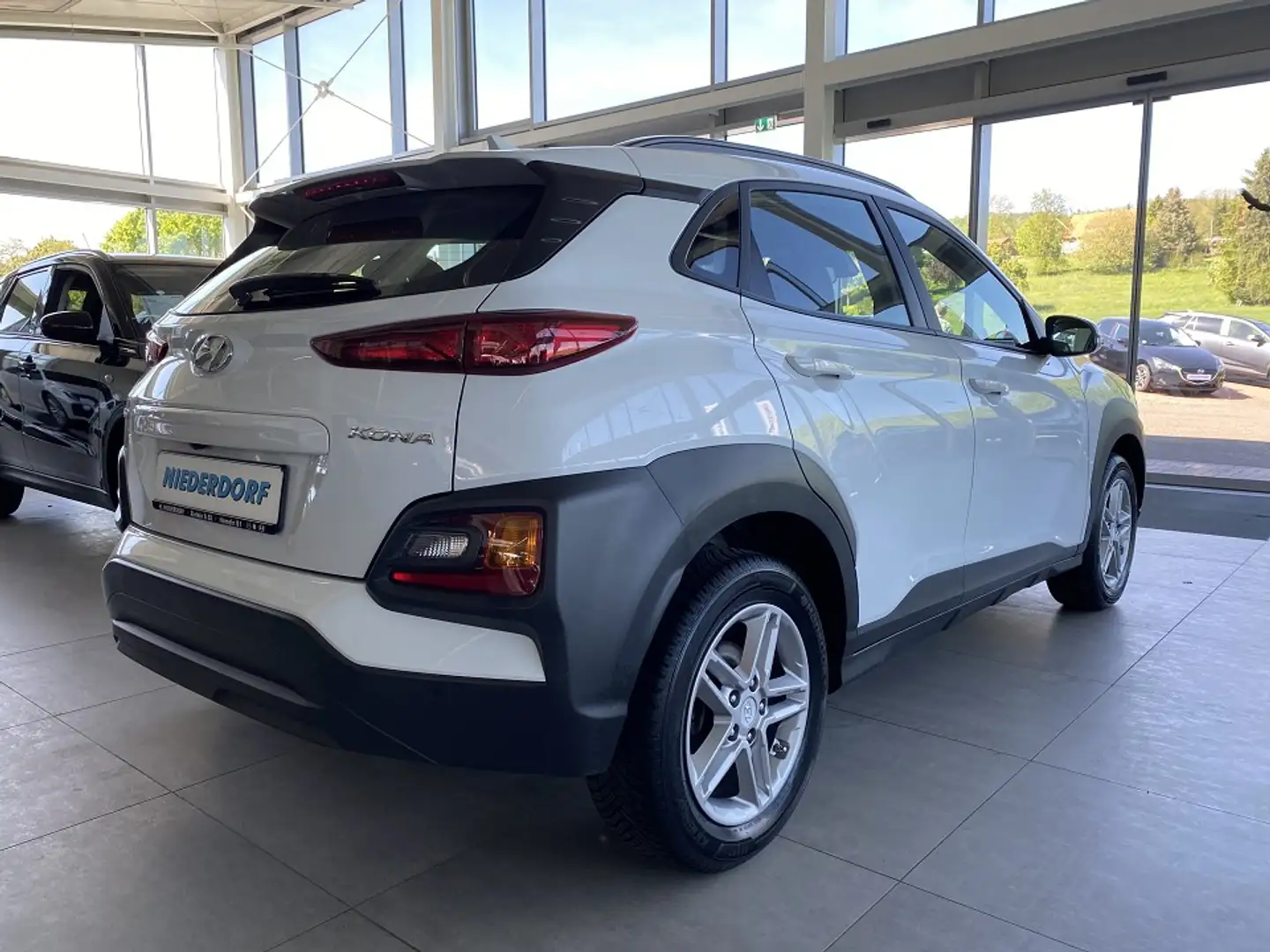 Hyundai KONA 1.0 T-GDi SOKO Navi Kam Krell Sitzhzg Weiß - 2