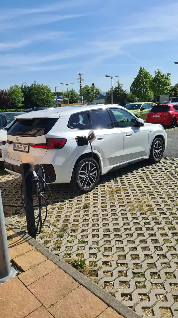 BMW iX1 eDrive20 64,8kWh Weiß - 1