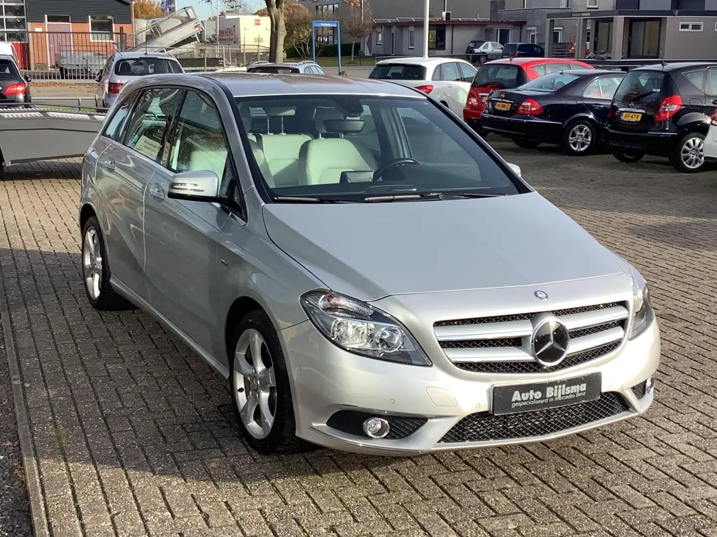 Mercedes-Benz B 180 Ambition automaat, cruise, parkeersensoren, stoelv Grijs - 2