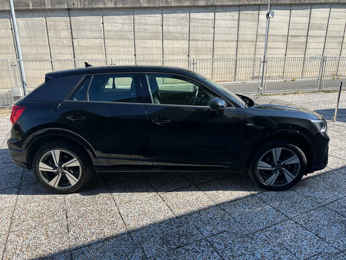 Audi Q2 30tdi 120CV Identity Black s-tronic S-LINE Noir - 2