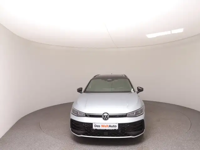 Volkswagen Passat view 3