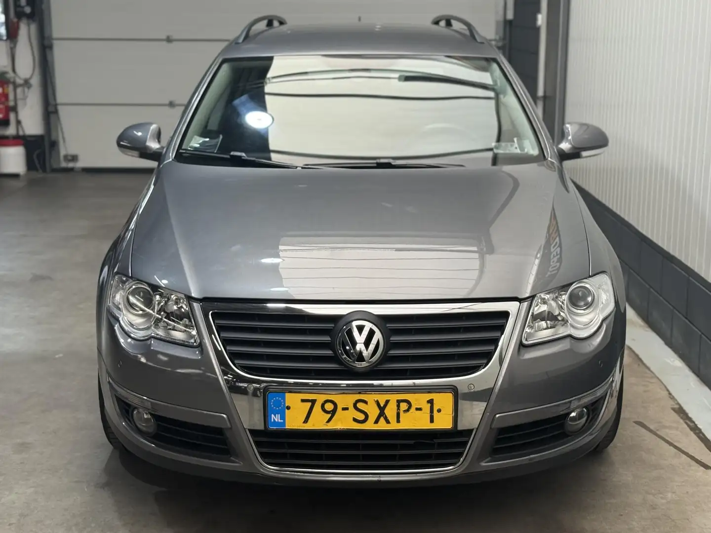 Volkswagen Passat Variant 1.6 FSI Sportline Business Technish super. Grijs - 2