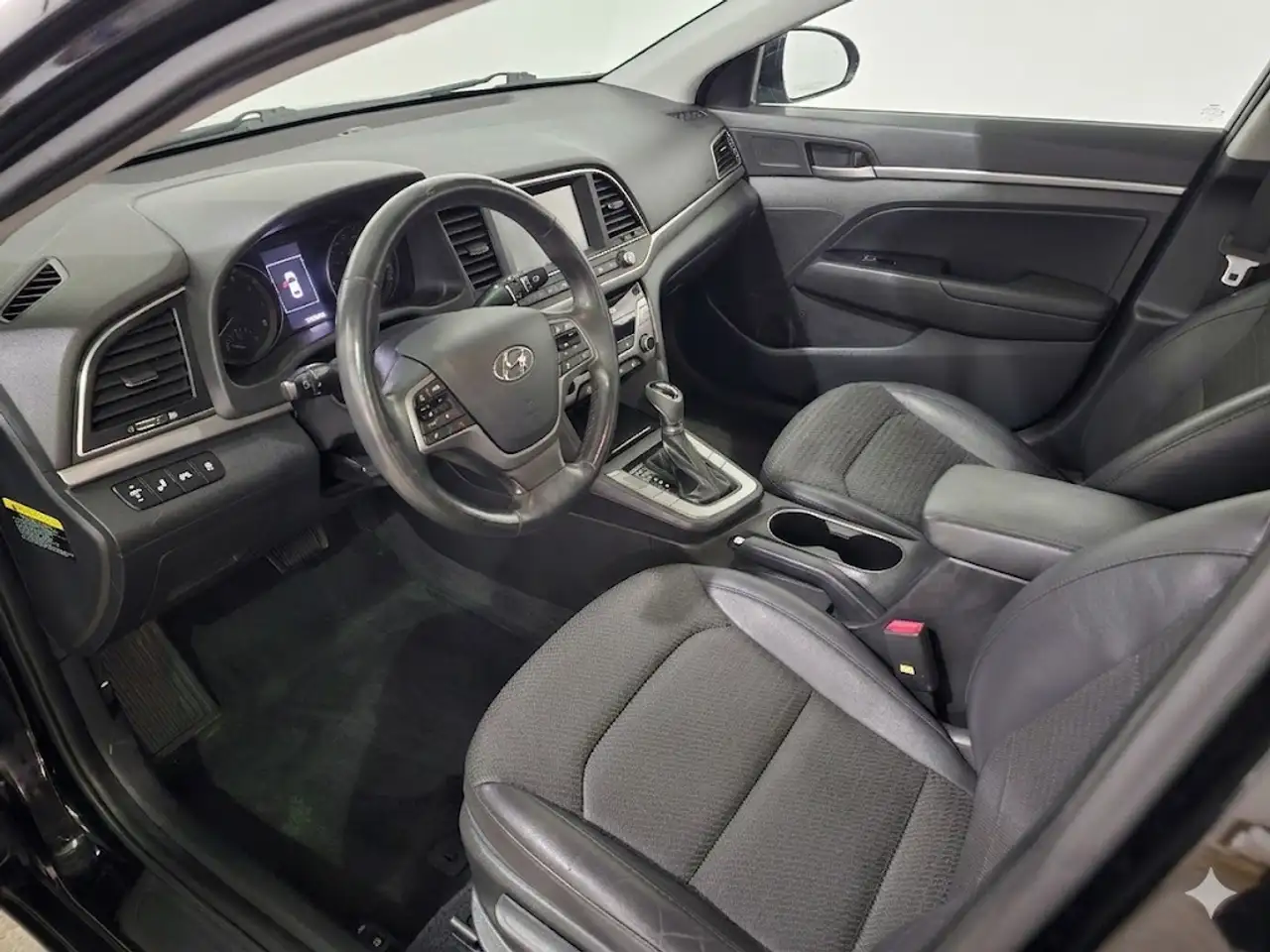 Hyundai ELANTRA снимка Hyundai ELANTRA