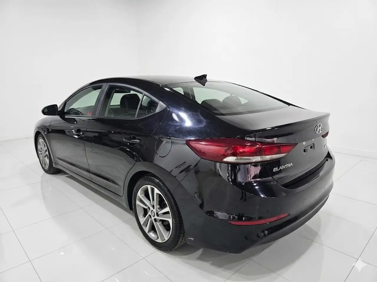 Hyundai ELANTRA снимка Hyundai ELANTRA