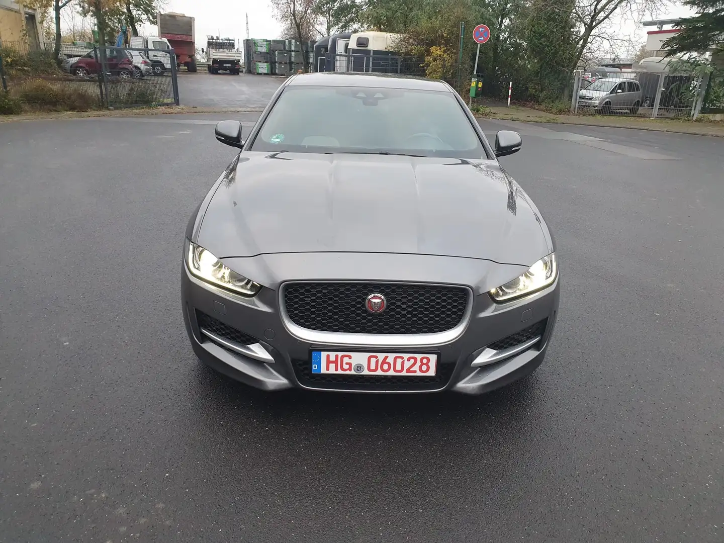 Jaguar XE R-Sport Grau - 2
