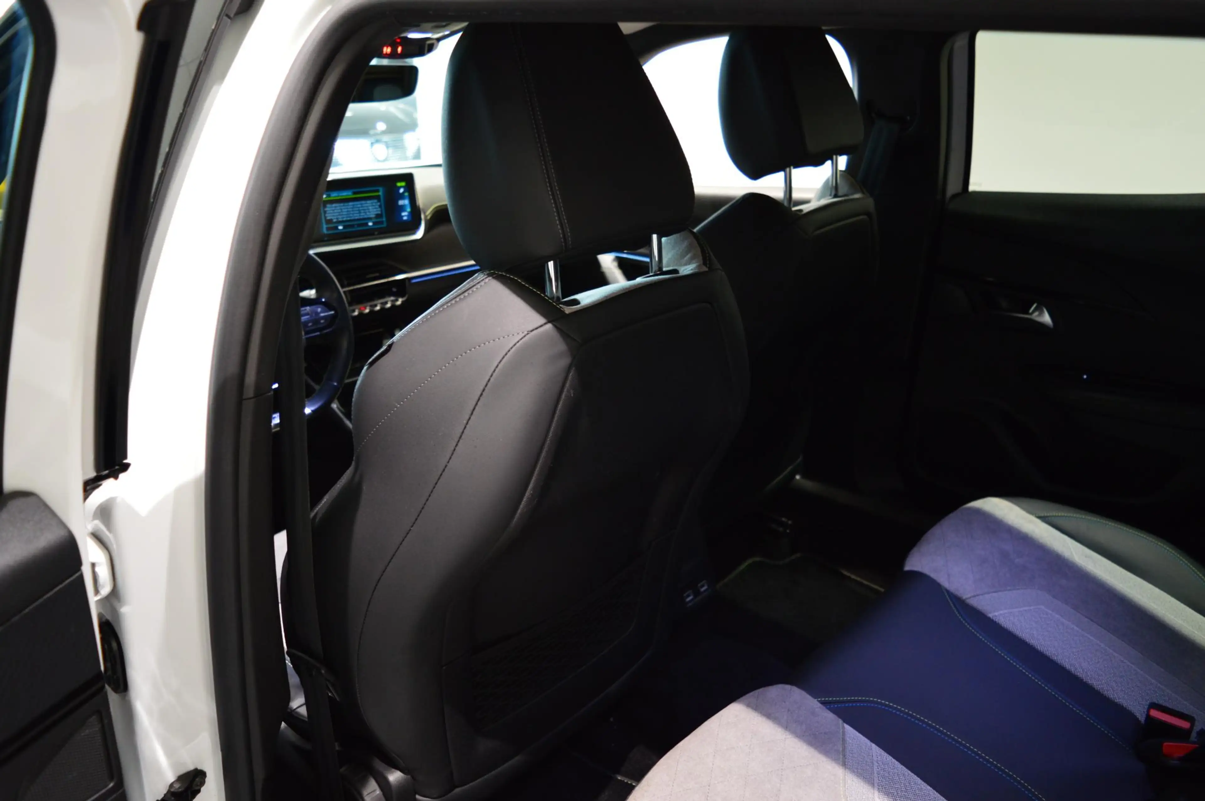 Peugeot e-2008 EV GT Pack 50 kWh - 1e PART.EIGENAAR - FULL OPTION — photo 11
