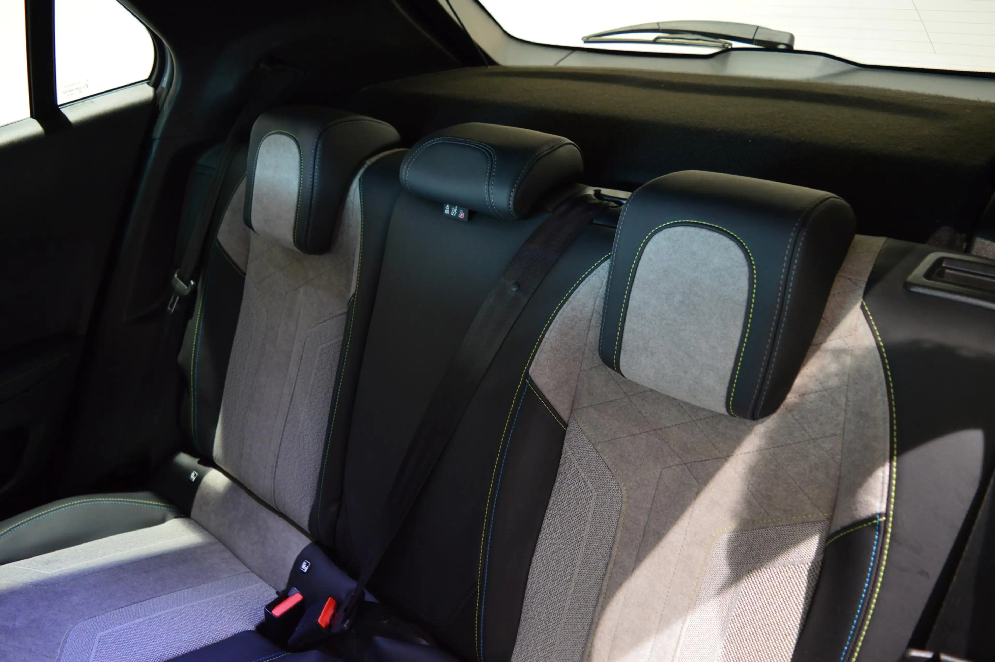 Peugeot e-2008 EV GT Pack 50 kWh - 1e PART.EIGENAAR - FULL OPTION — photo 10