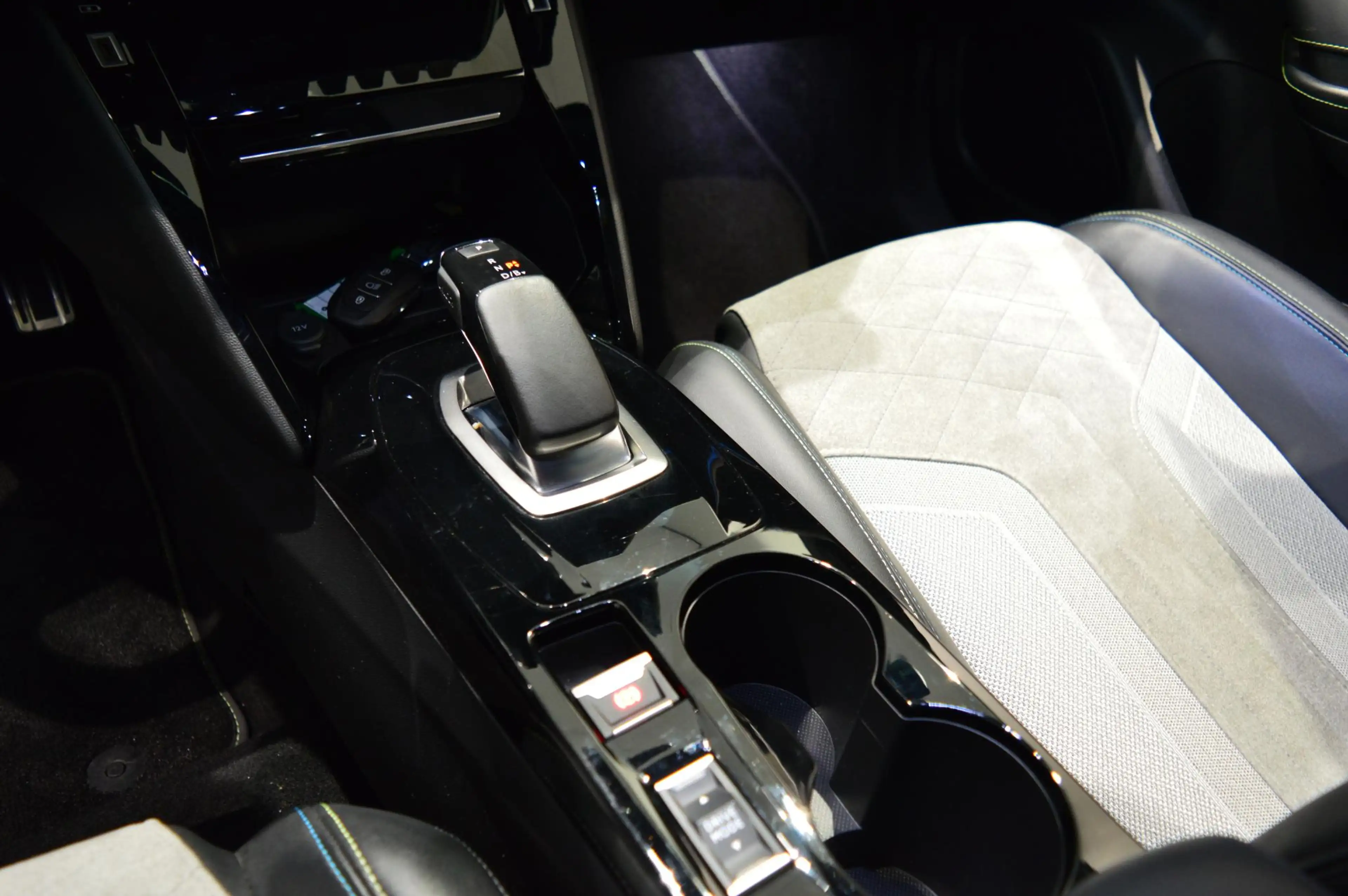 Peugeot e-2008 EV GT Pack 50 kWh - 1e PART.EIGENAAR - FULL OPTION — photo 14