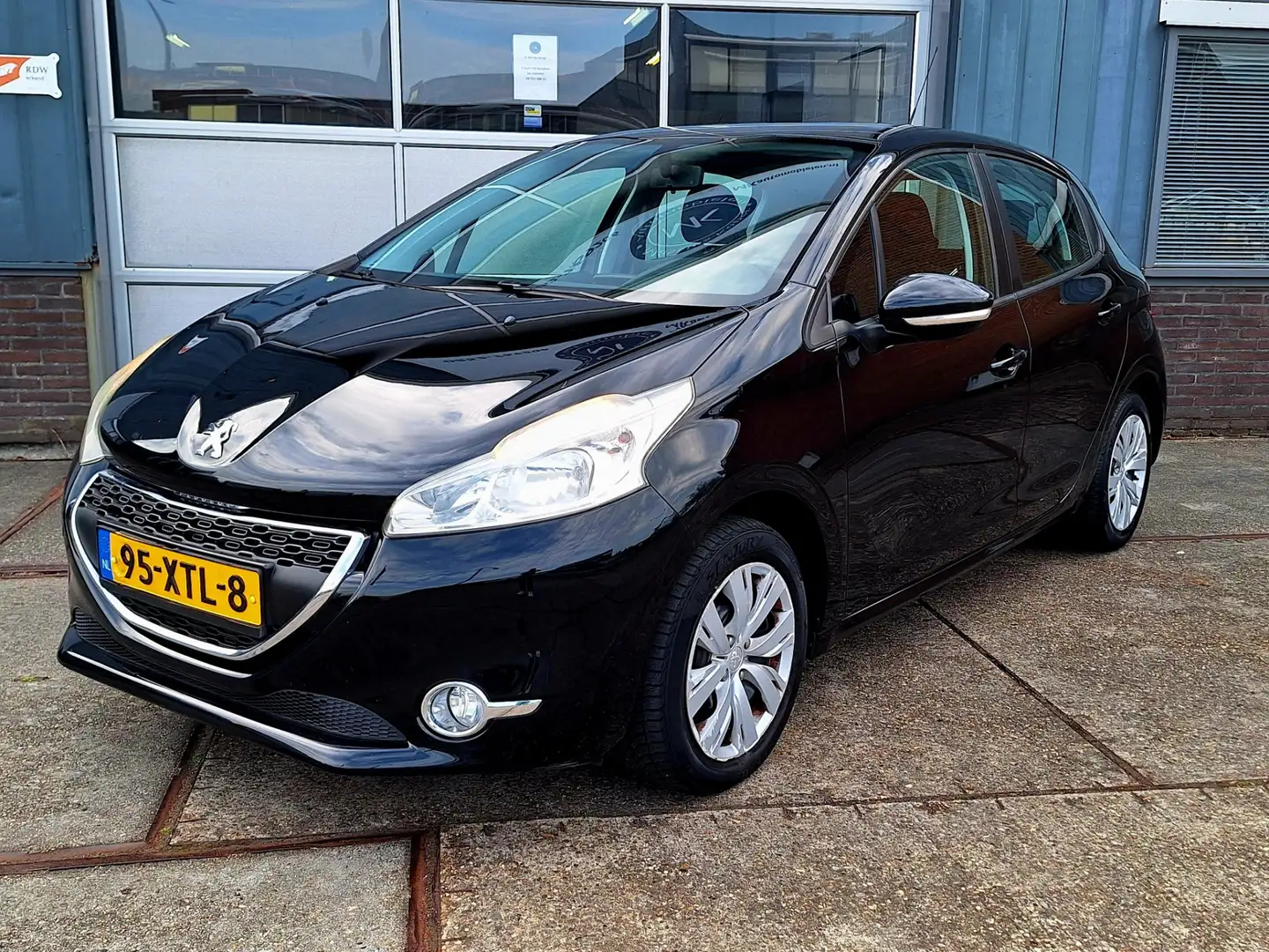 Peugeot 208 1.2 VTi , Airco, Bluetooth, 5Drs, 135.515km *NAP* Zwart - 2