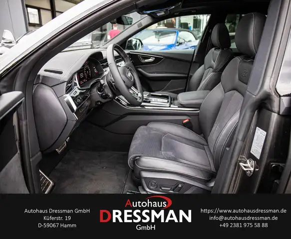 Audi Q8 view 10