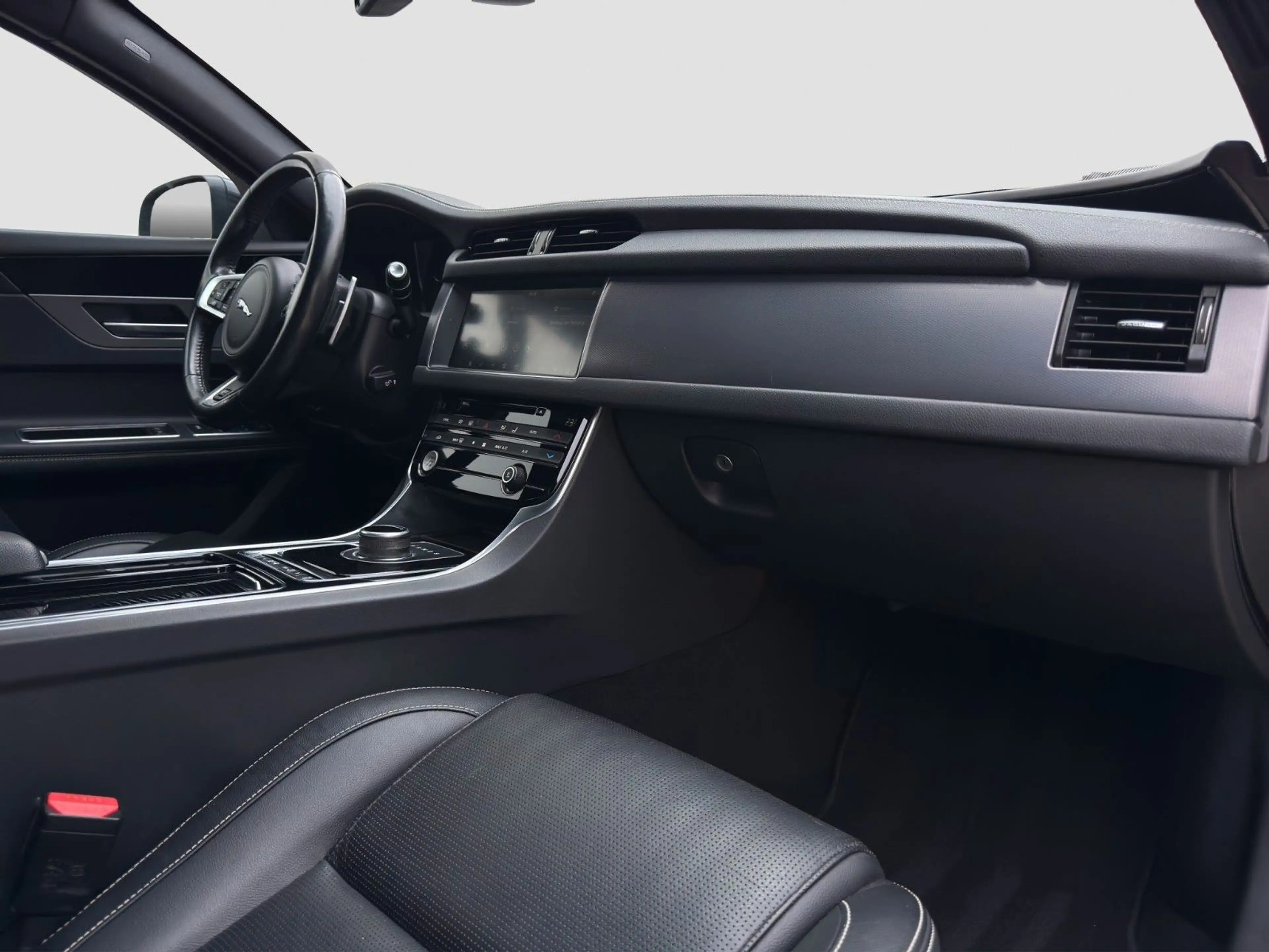 Jaguar XF 20d Aut. R-Sport Ingenium Edition Limousine — photo 9