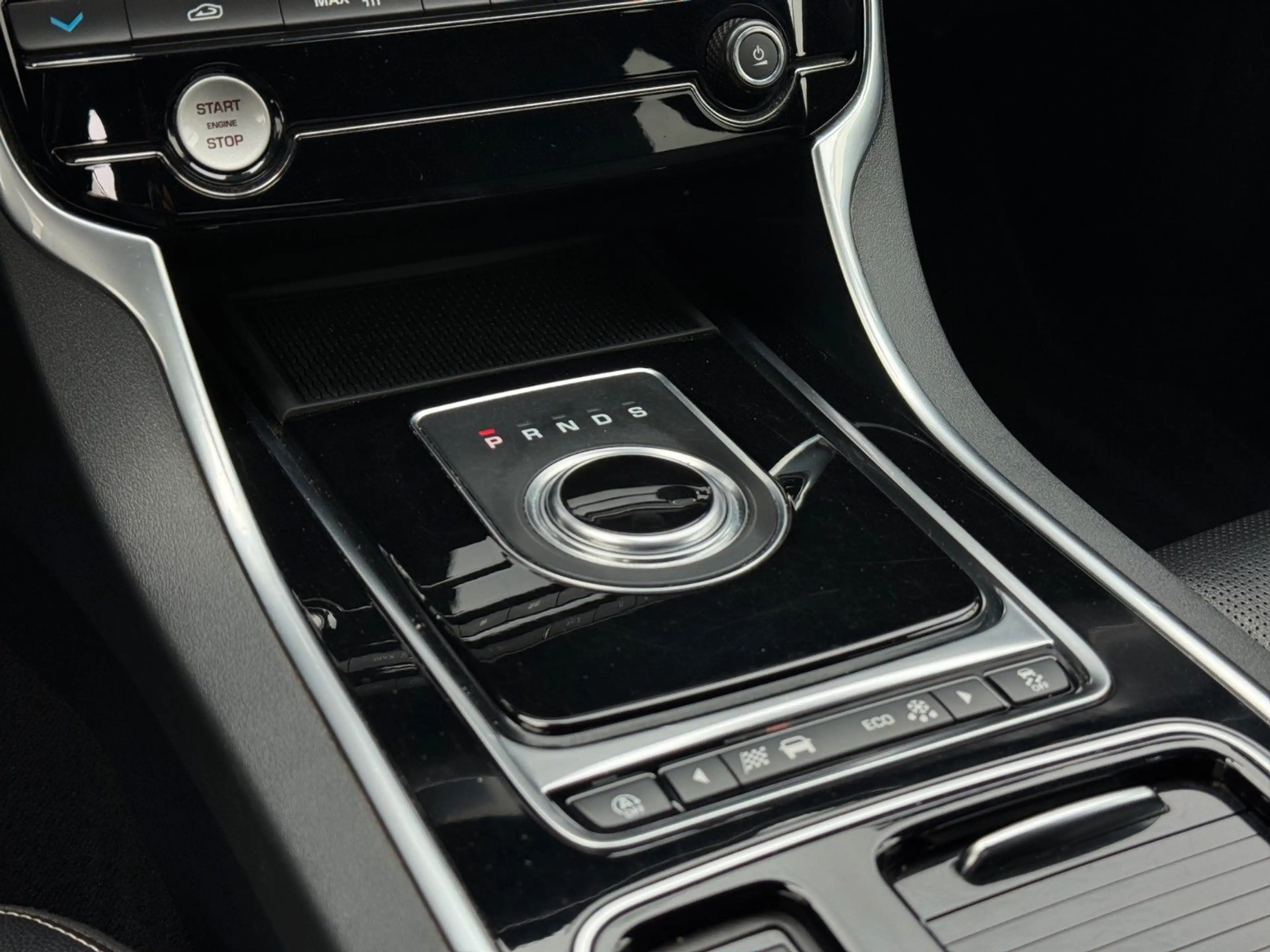 Jaguar XF 20d Aut. R-Sport Ingenium Edition Limousine — photo 14