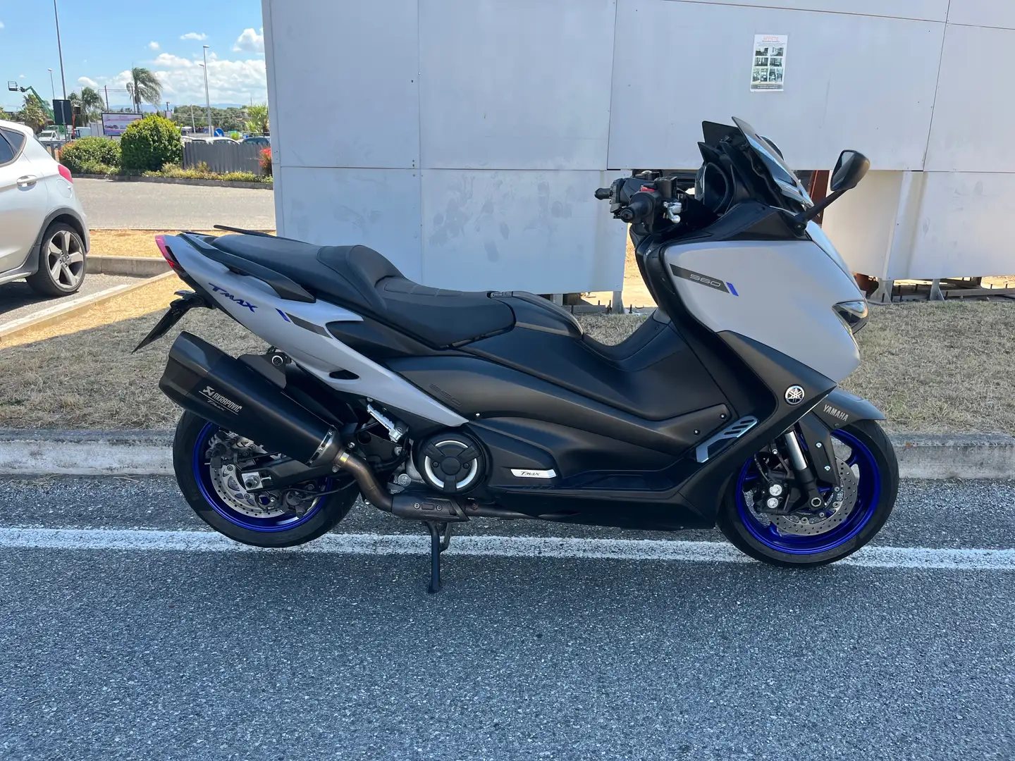 Yamaha TMAX 560 Icon Grey Akrapovic Grigio - 2