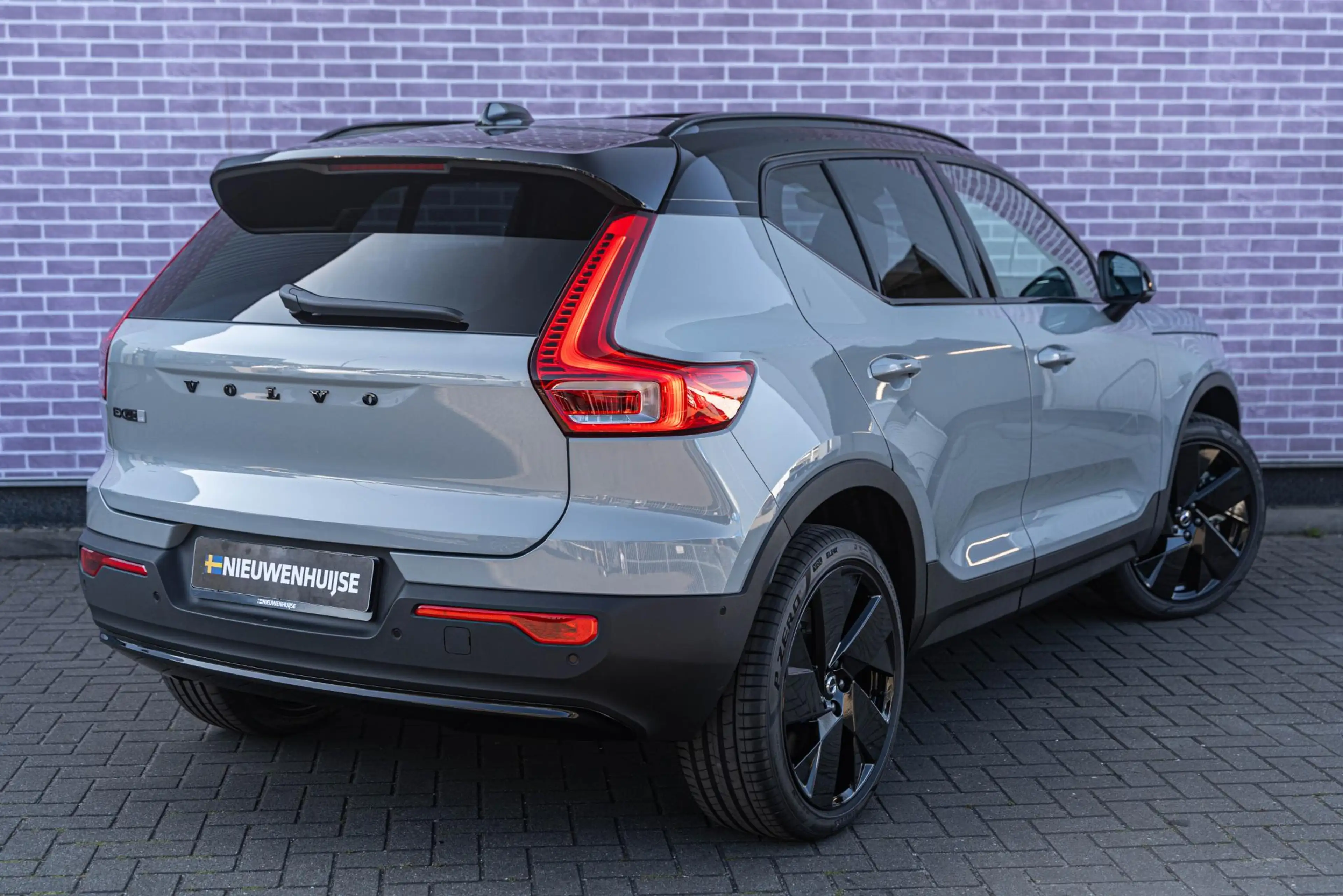 Volvo EX40 Extended Range Ultra Black Edition | Google | Long — photo 3