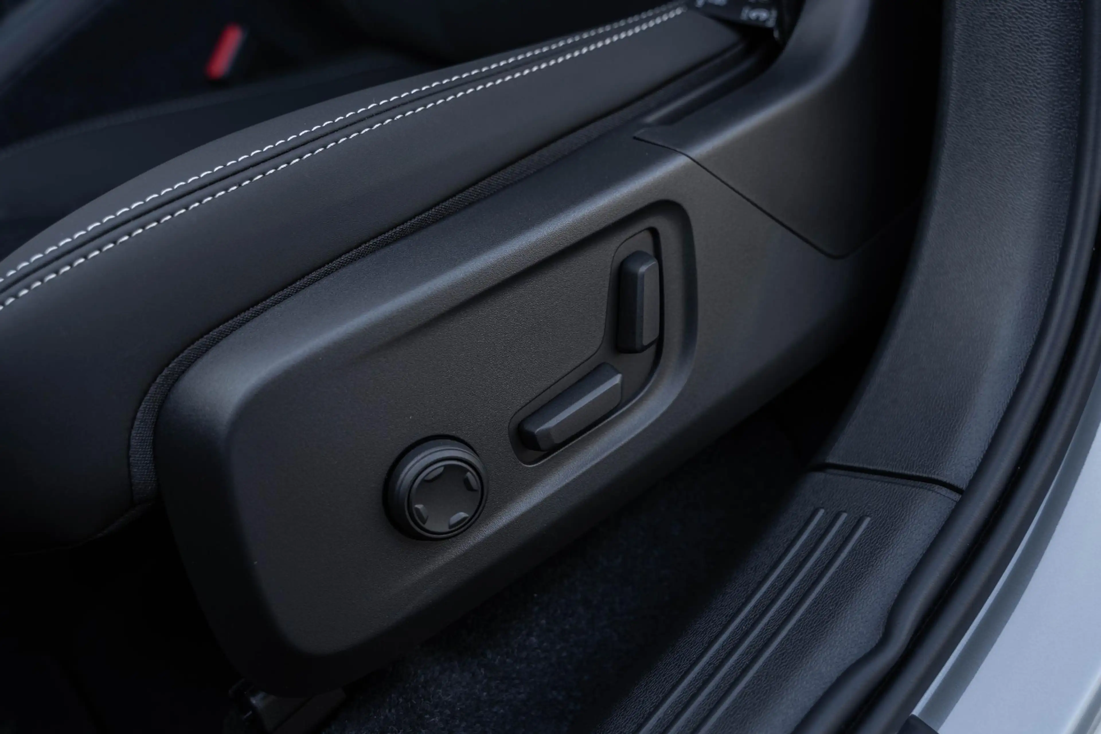 Volvo EX40 Extended Range Ultra Black Edition | Google | Long — photo 11