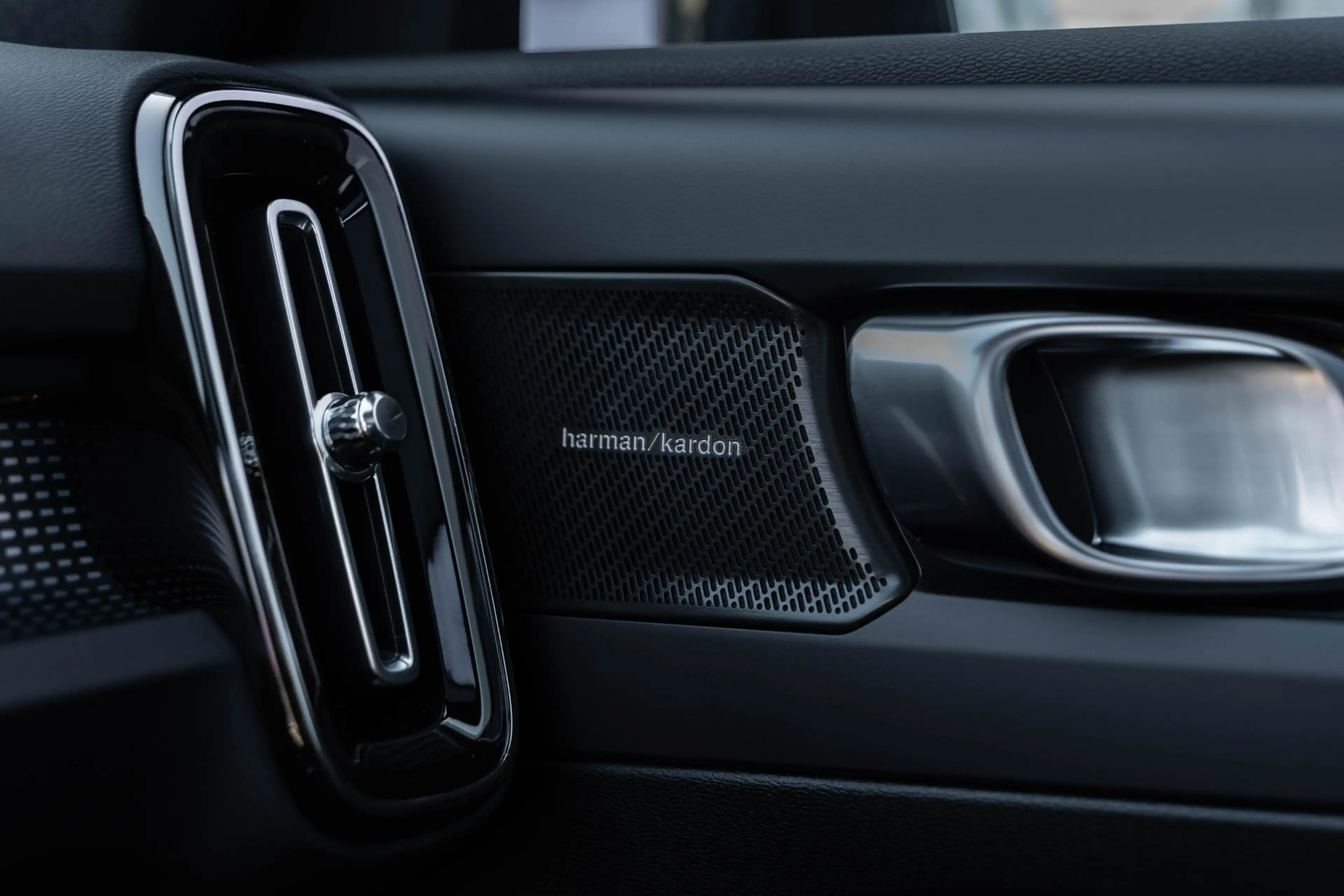 Volvo EX40 Extended Range Ultra Black Edition | Google | Long — photo 9