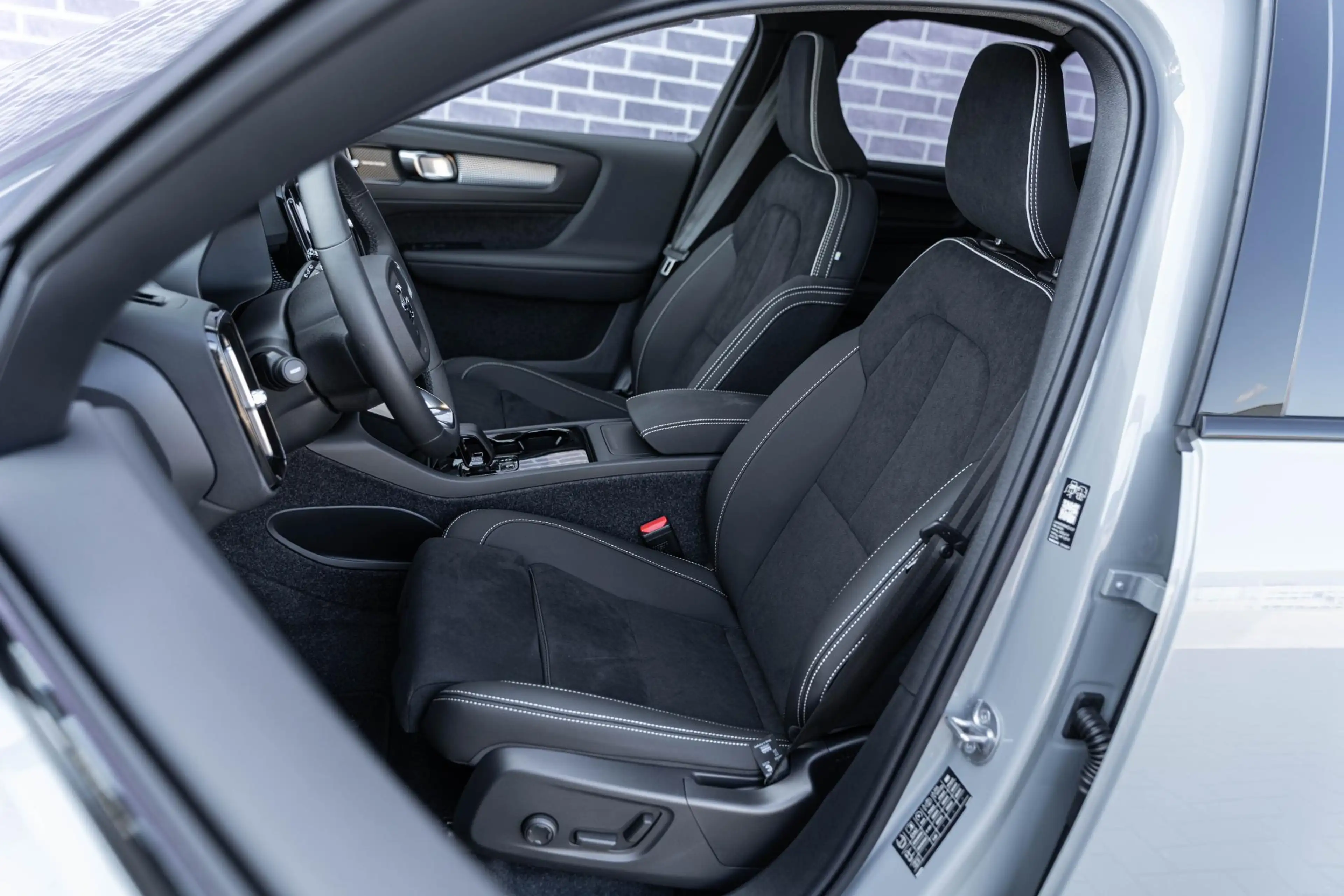Volvo EX40 Extended Range Ultra Black Edition | Google | Long — photo 7