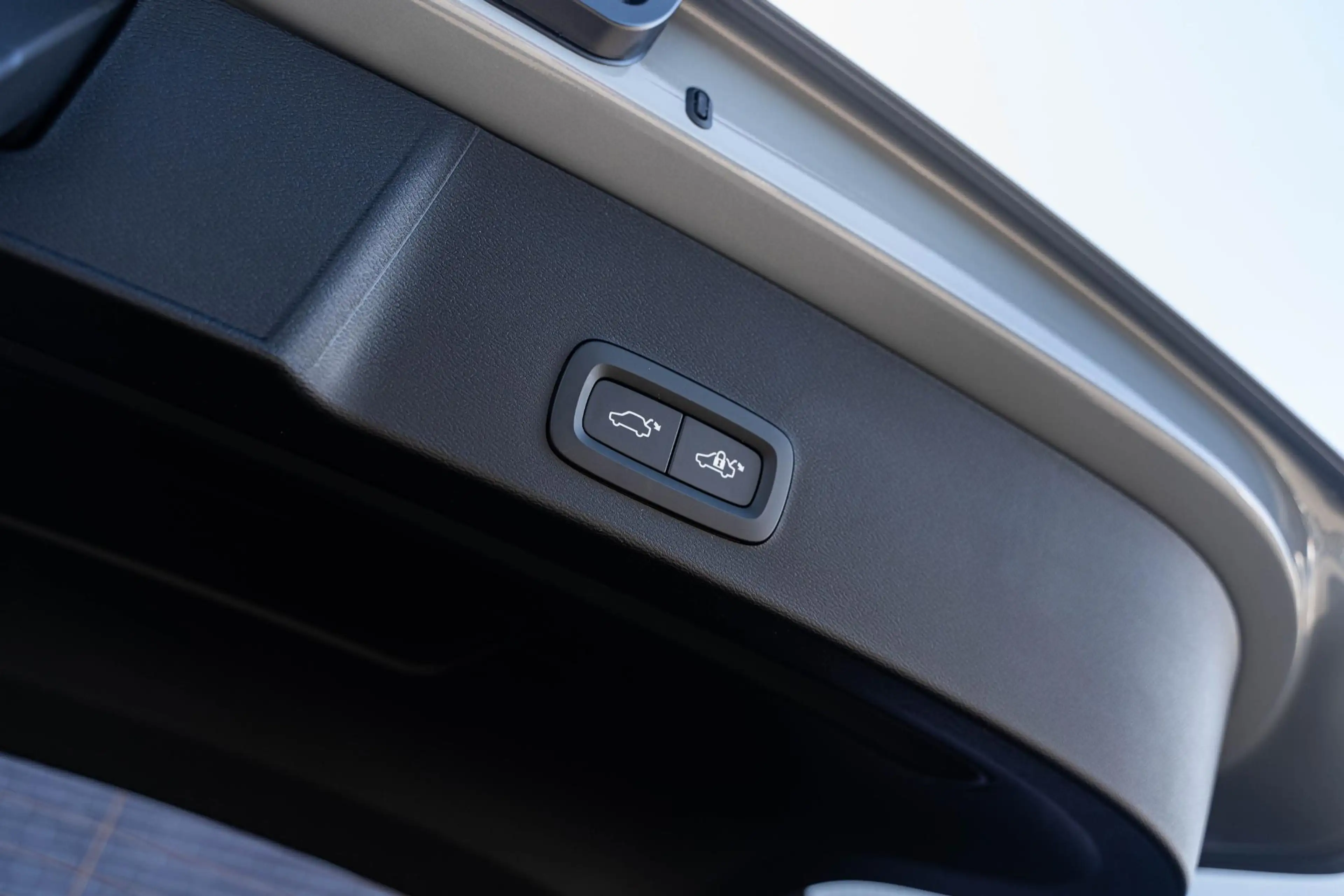 Volvo EX40 Extended Range Ultra Black Edition | Google | Long — photo 14