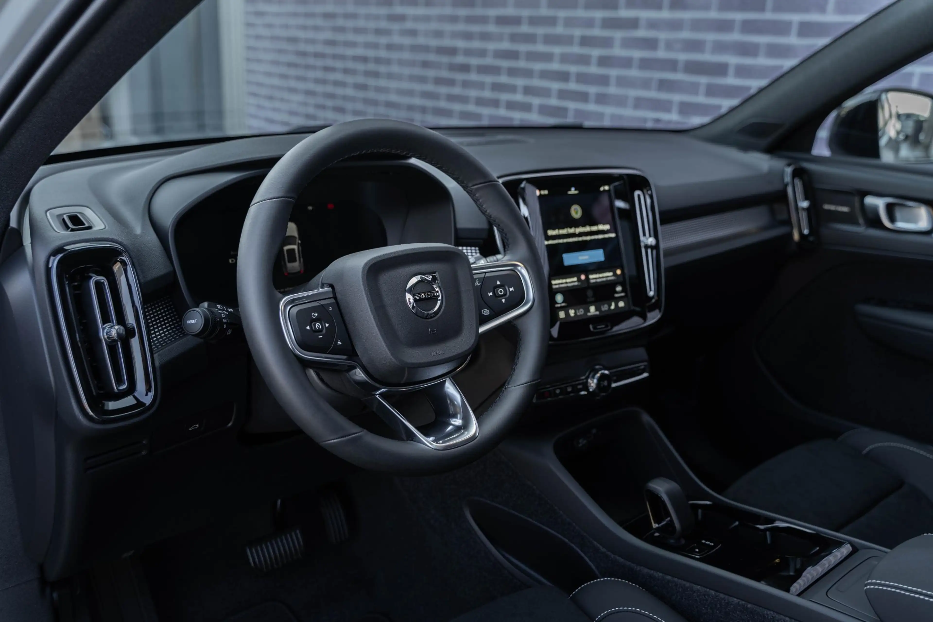 Volvo EX40 Extended Range Ultra Black Edition | Google | Long — photo 13