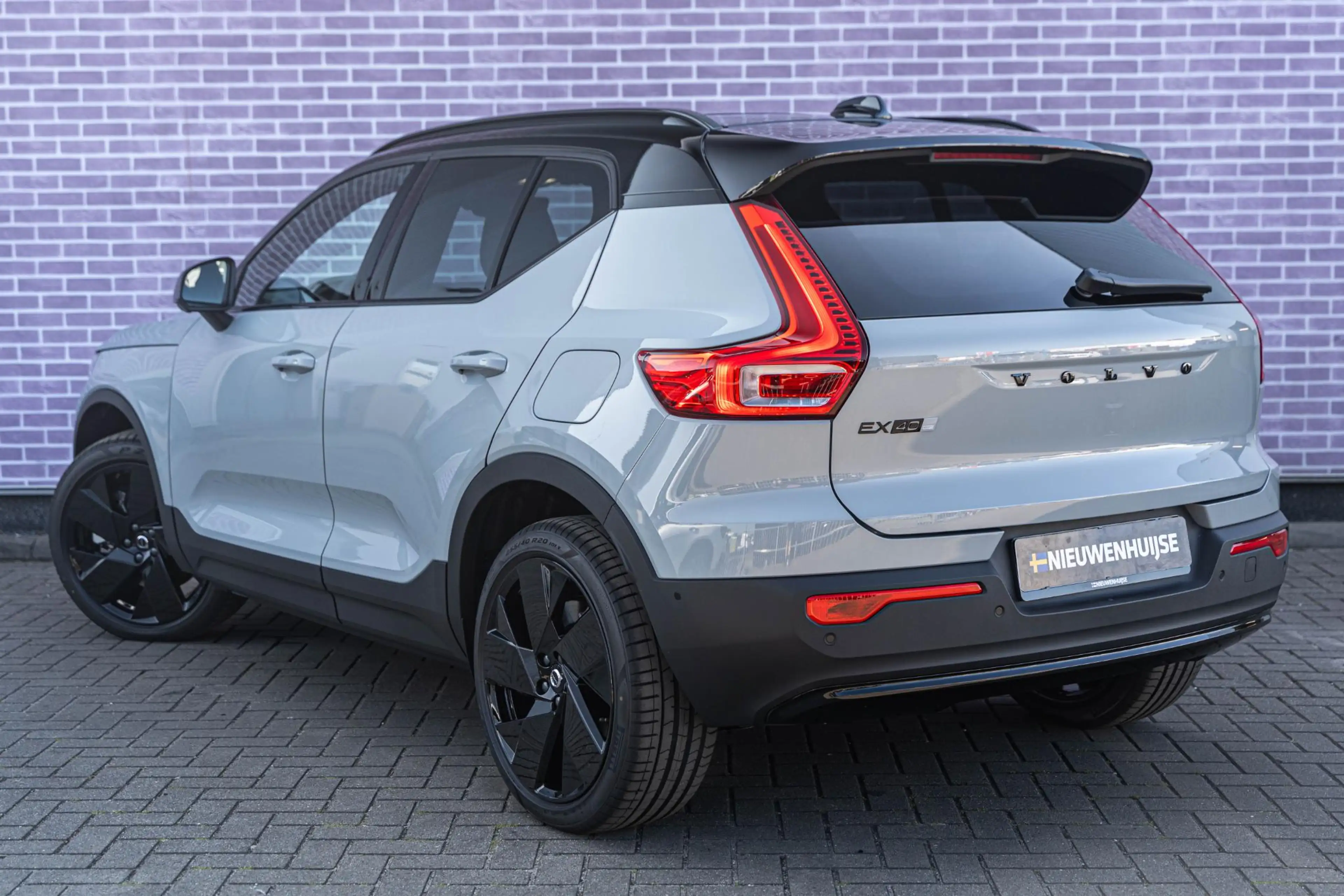 Volvo EX40 Extended Range Ultra Black Edition | Google | Long — photo 5