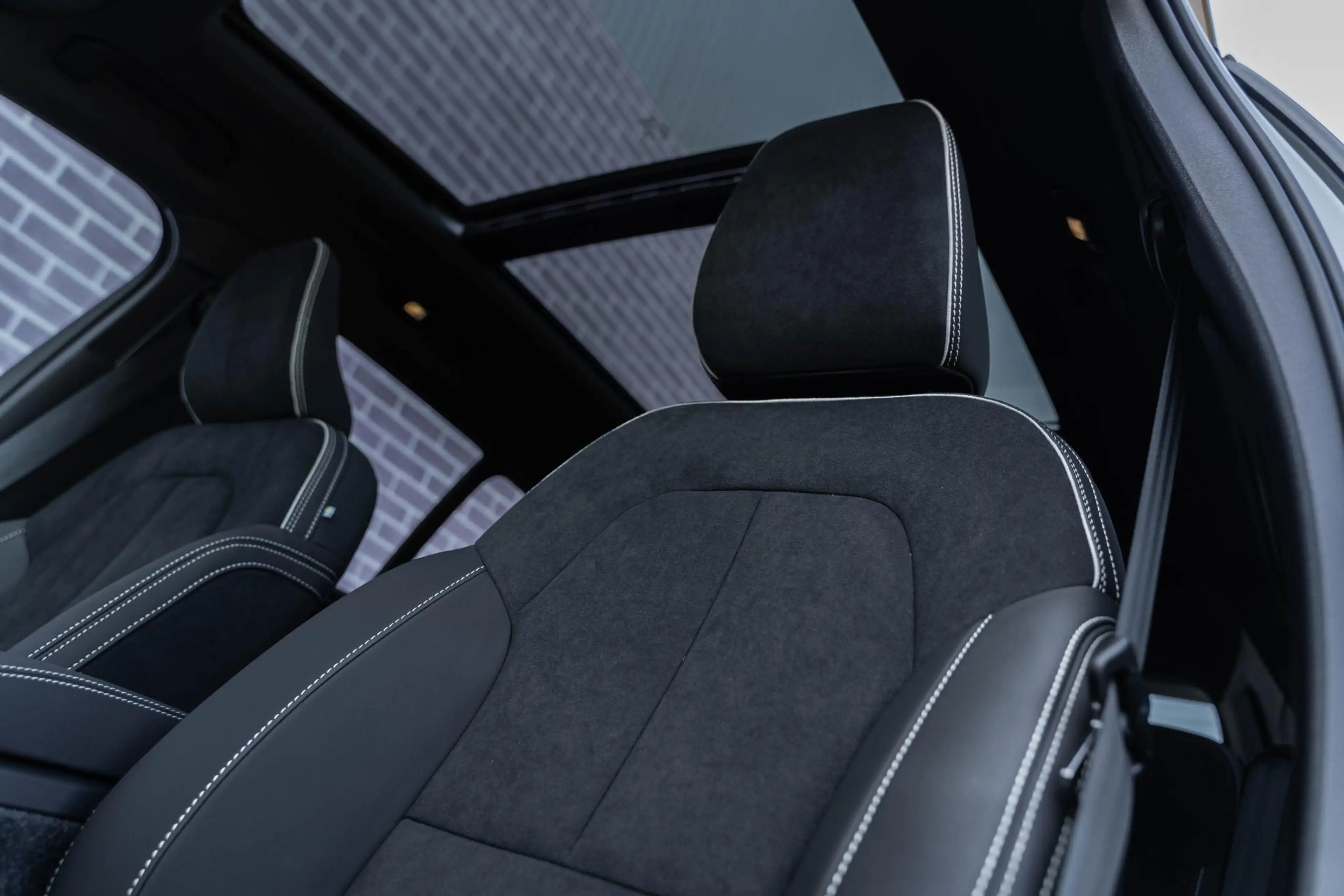 Volvo EX40 Extended Range Ultra Black Edition | Google | Long — photo 10