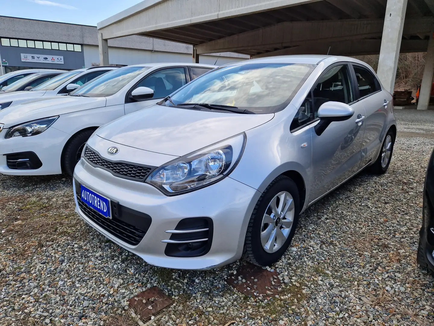Kia Rio 5p 1.2 Active Collection eco Gpl Plateado - 2