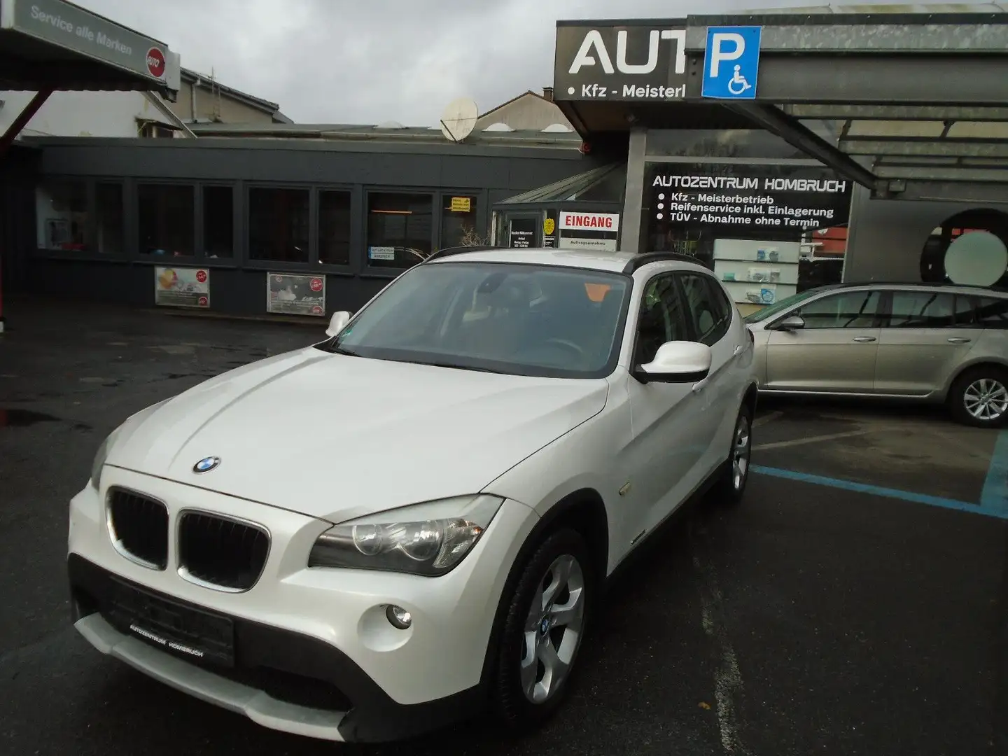 BMW X1 sDrive18i Blanc - 1