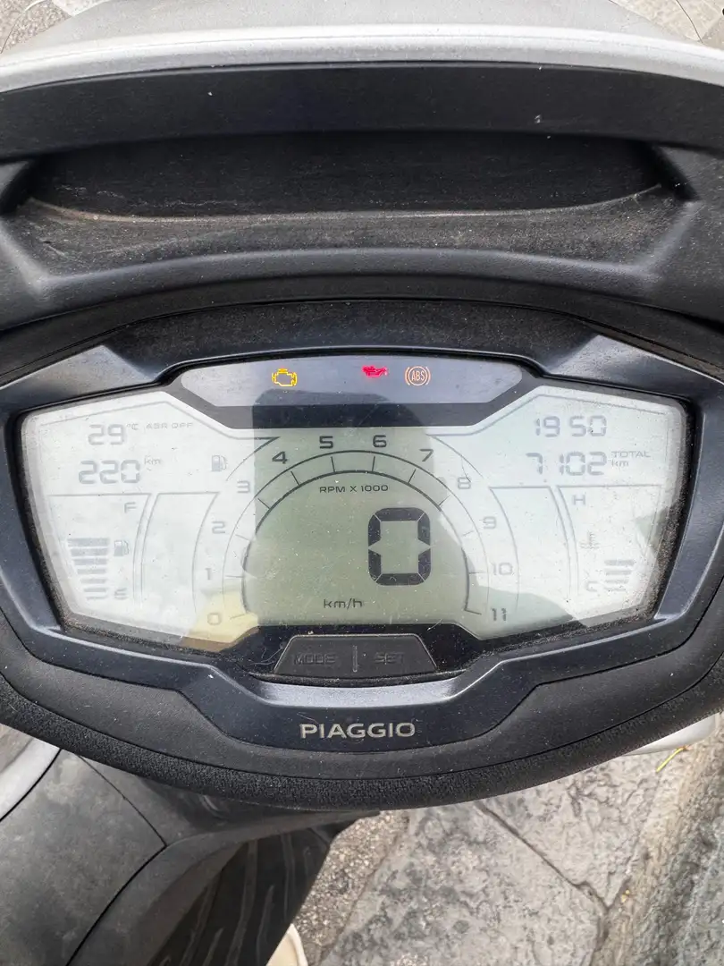 Piaggio Beverly 300 Hpe Argintiu - 1