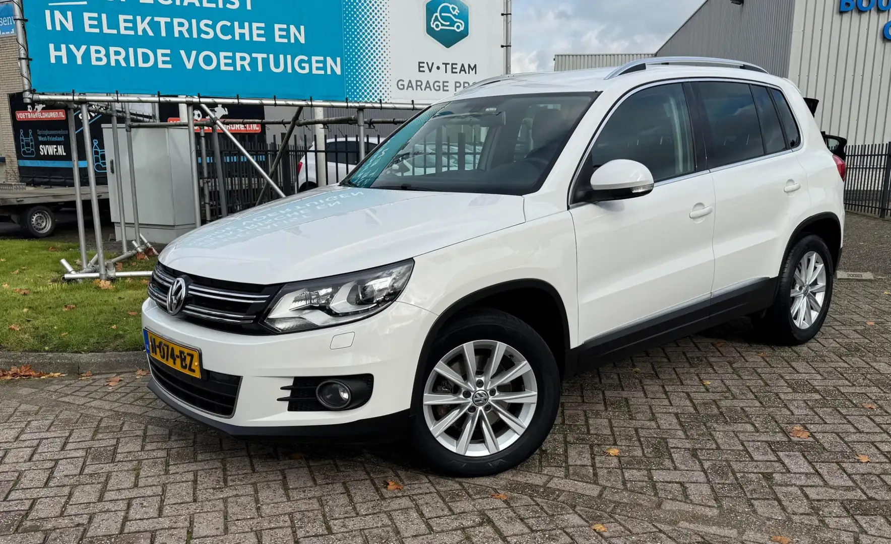 Volkswagen Tiguan 1.4 TSI Sport&Style NAVI/PDC/XENON/CRUIS Wit - 2