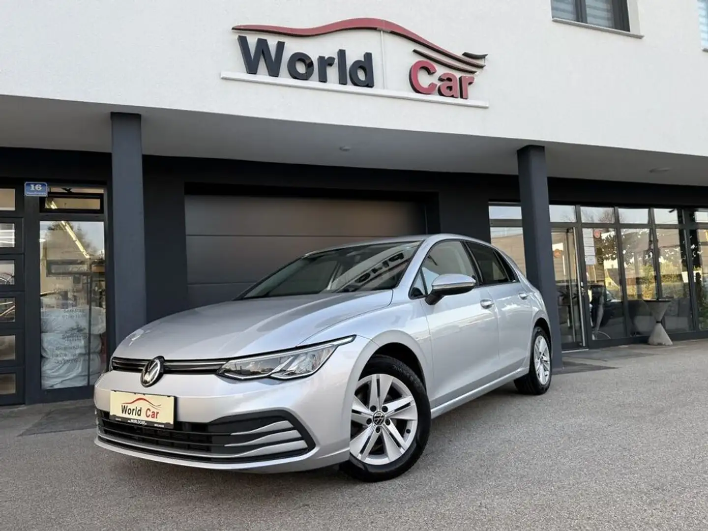 Volkswagen Golf 2,0 TDI Life DSG LED-NAVI-AHK-RFKamera Silber - 2