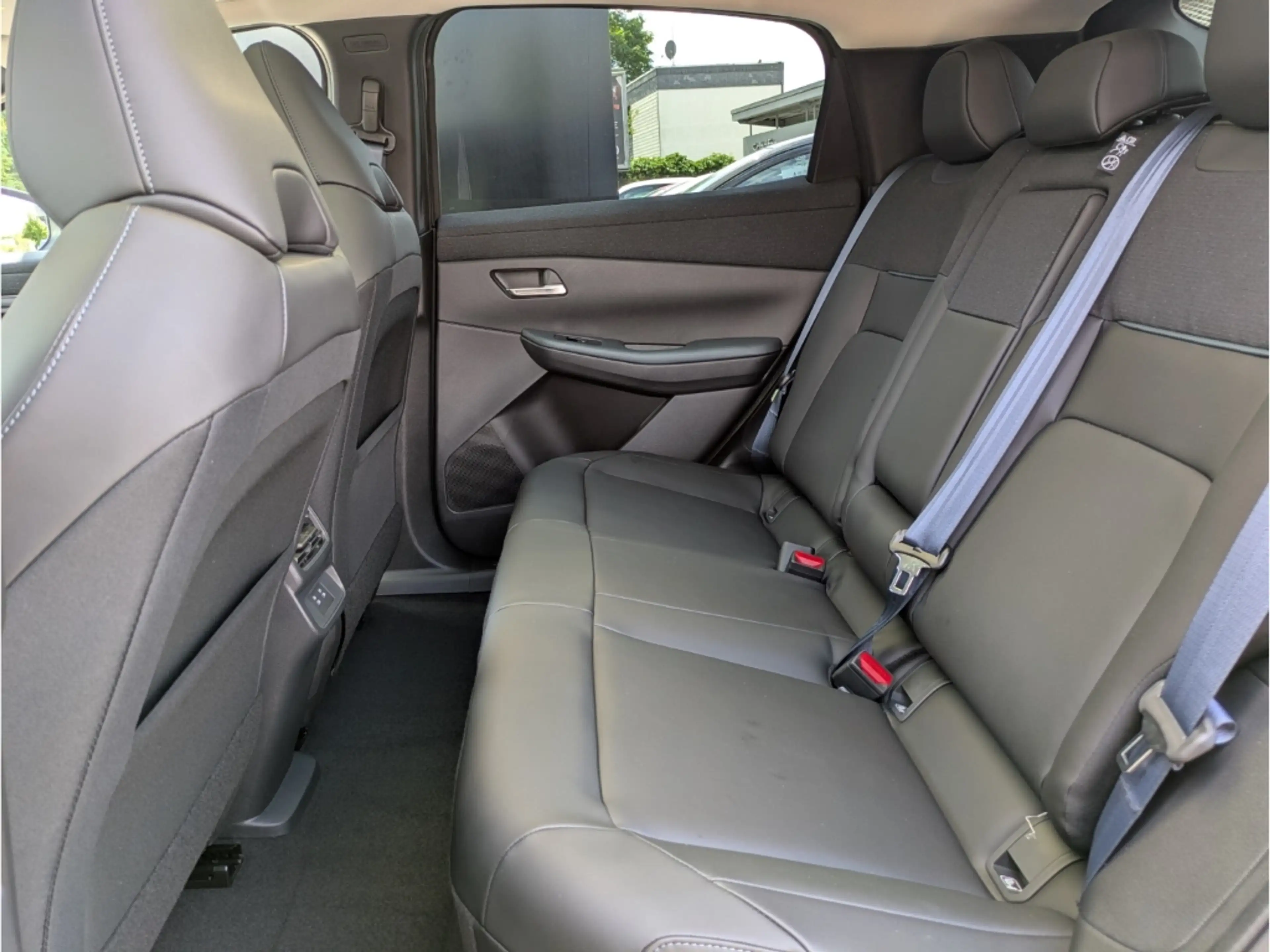 Nissan Leaf (2026) ADVANCE 75kWh V2L 2-Farben HUD Panorama Nav — photo 6