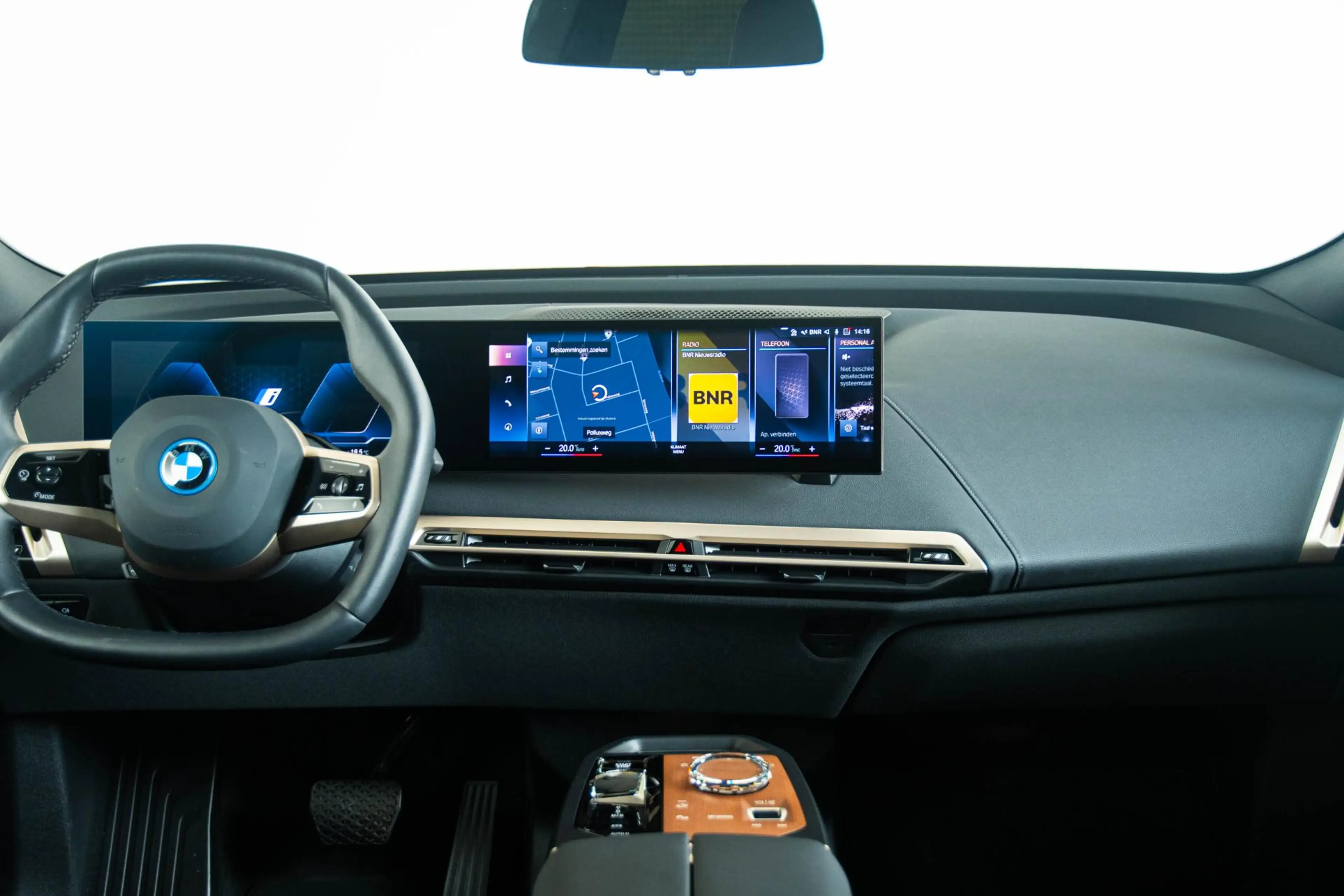 BMW iX xDrive40 Excellence 77 kWh Trekhaak - Panoramadak — photo 3