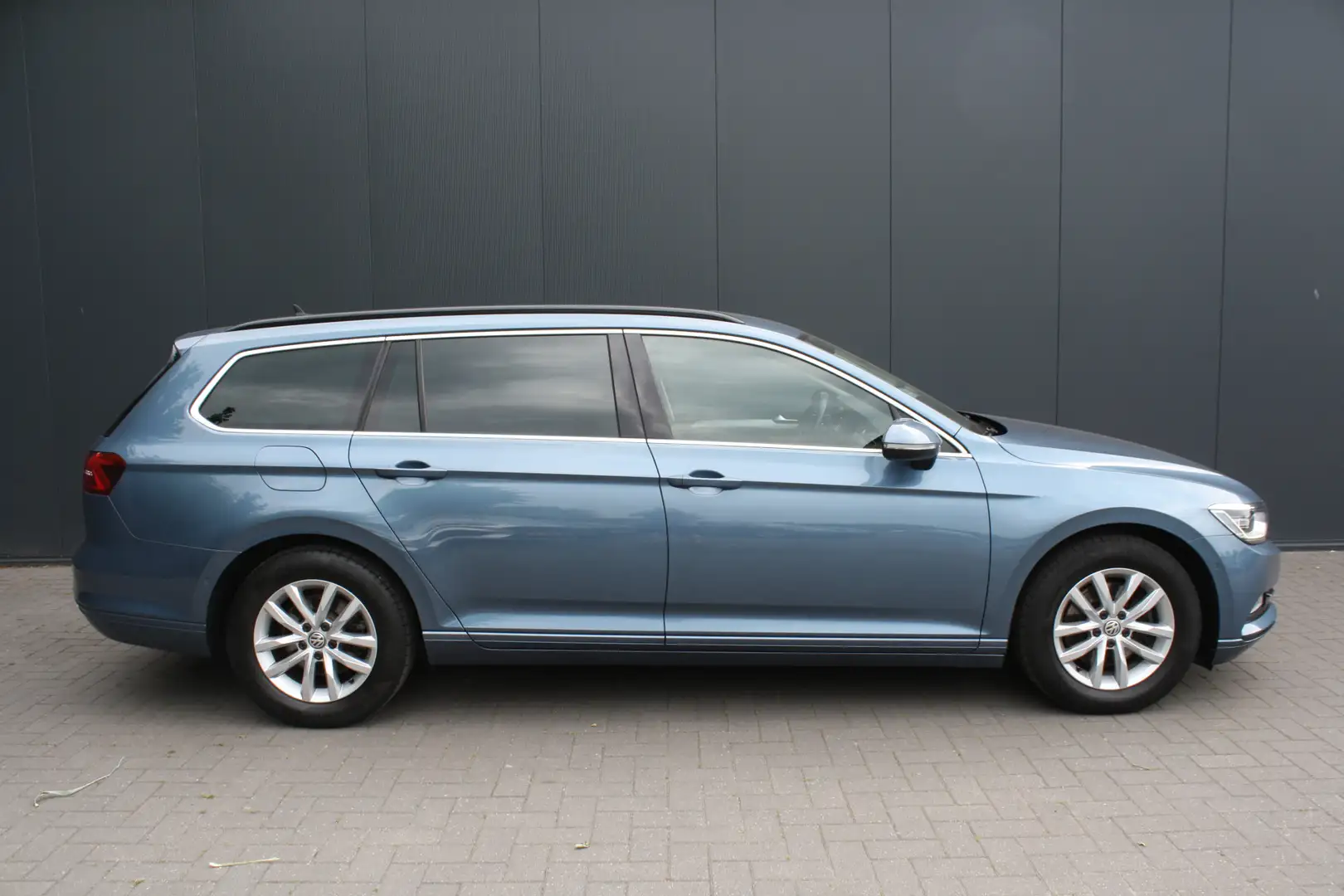 Volkswagen Passat Variant 2.0 TDI 150PK EURO 6 Highline - NAVIGATIE - CAMERA Blau - 2