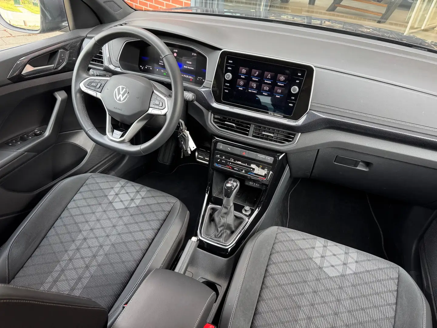 Volkswagen T-Cross 1.0 TSI 115pk DSG R-Line | Navigatie | Stoelverwar Grijs - 2