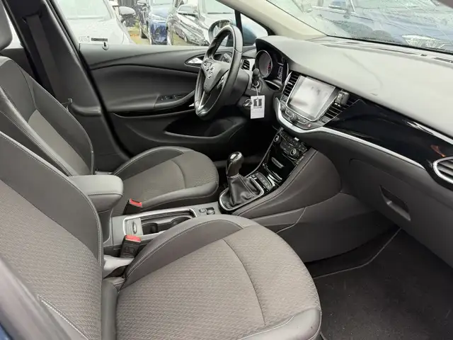Opel Astra view 3