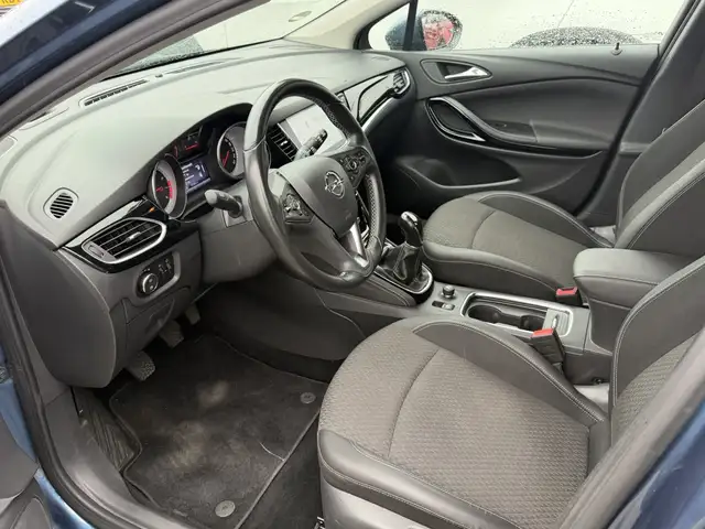 Opel Astra view 5