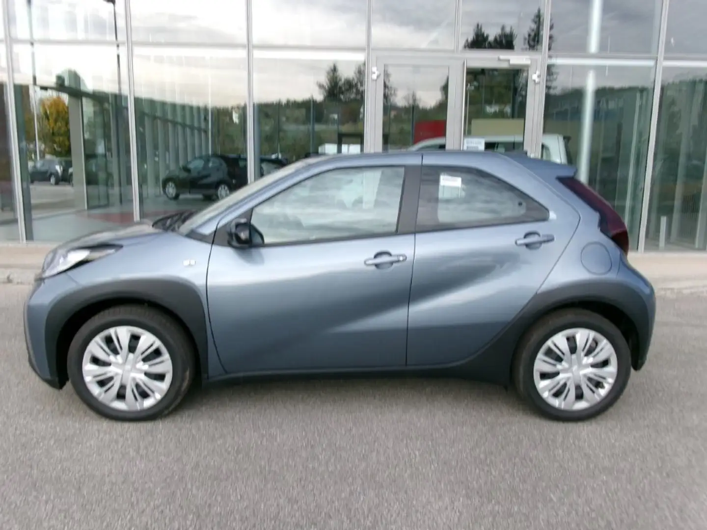 Toyota Aygo X 1,0 VVT-i Play !!! TOP FINANZIEREN !!! Grau - 2