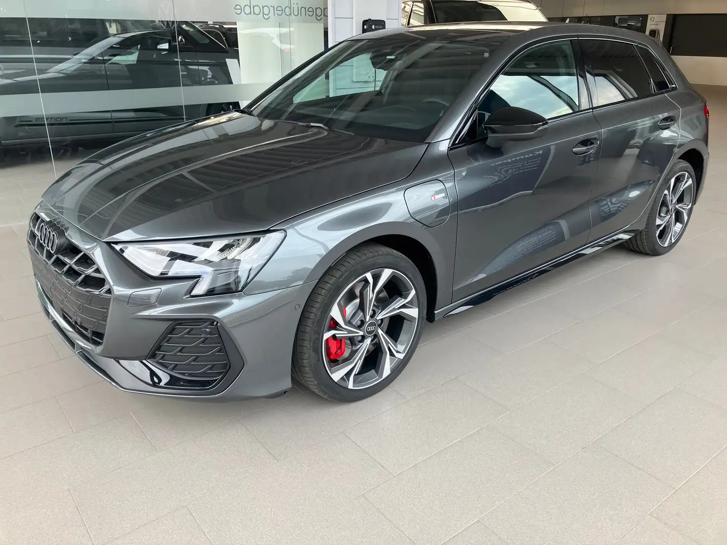 Audi A3 45 TFSI e S line Grau - 1